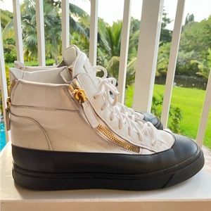 men sneakers must go used light
Wear and tear no box and it is size 43